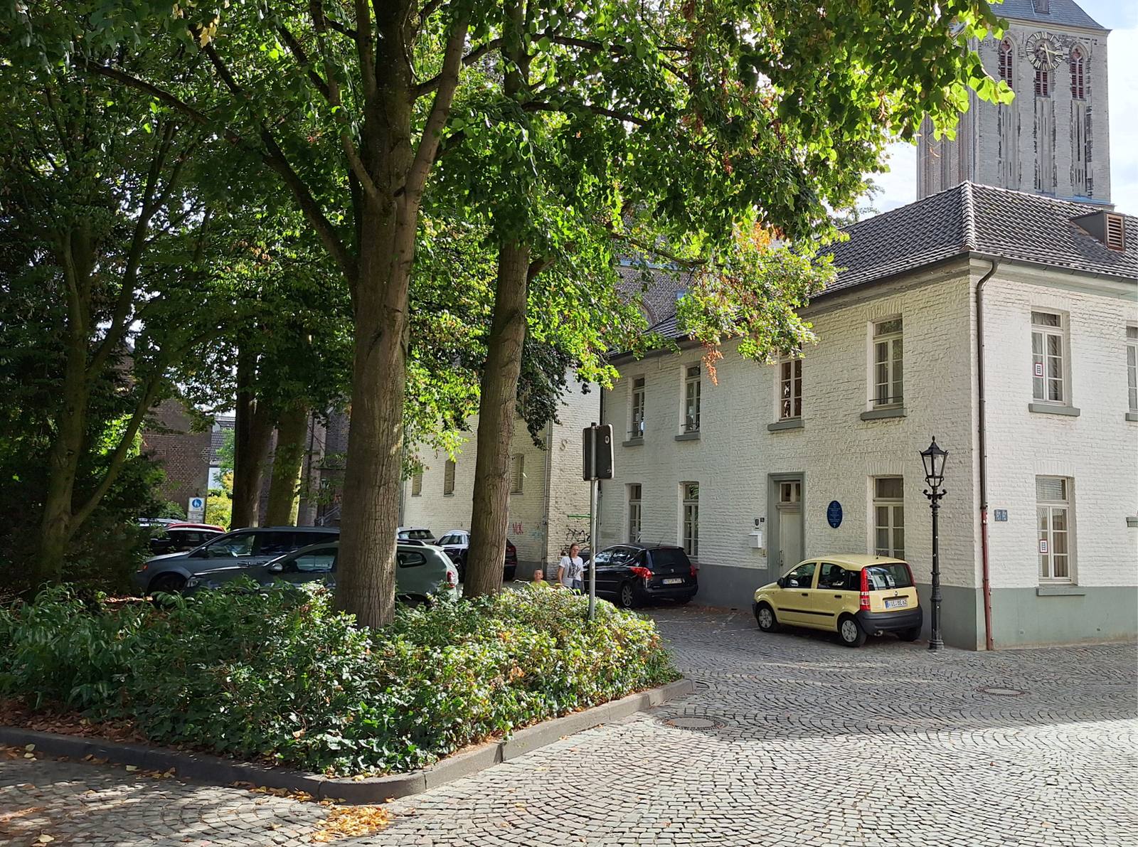 Grünbepflanzung und gepflasterte Fläche am Randbereich der Kirche in Süchteln