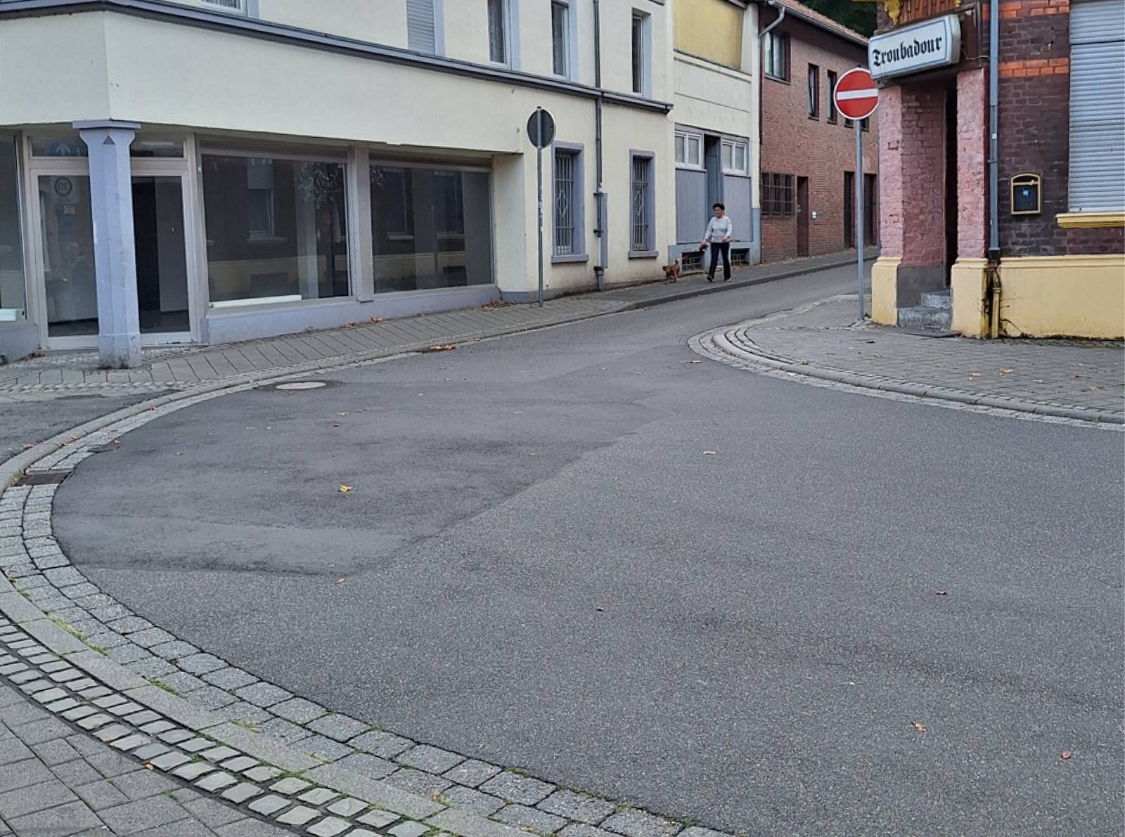 Einmündung der Hochstraße mit Kopfsteinpflaster und Geschäften