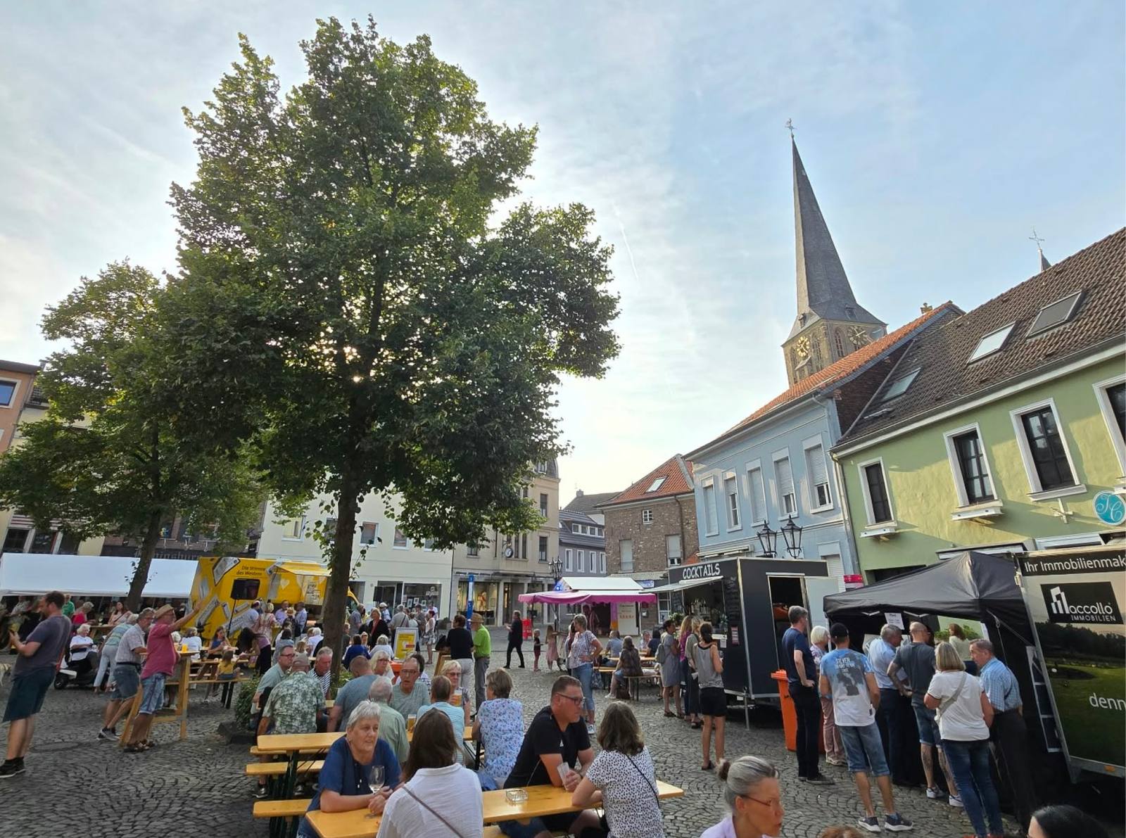 Menschen auf einem Stadtfest in der Süchtelner Innenstadt