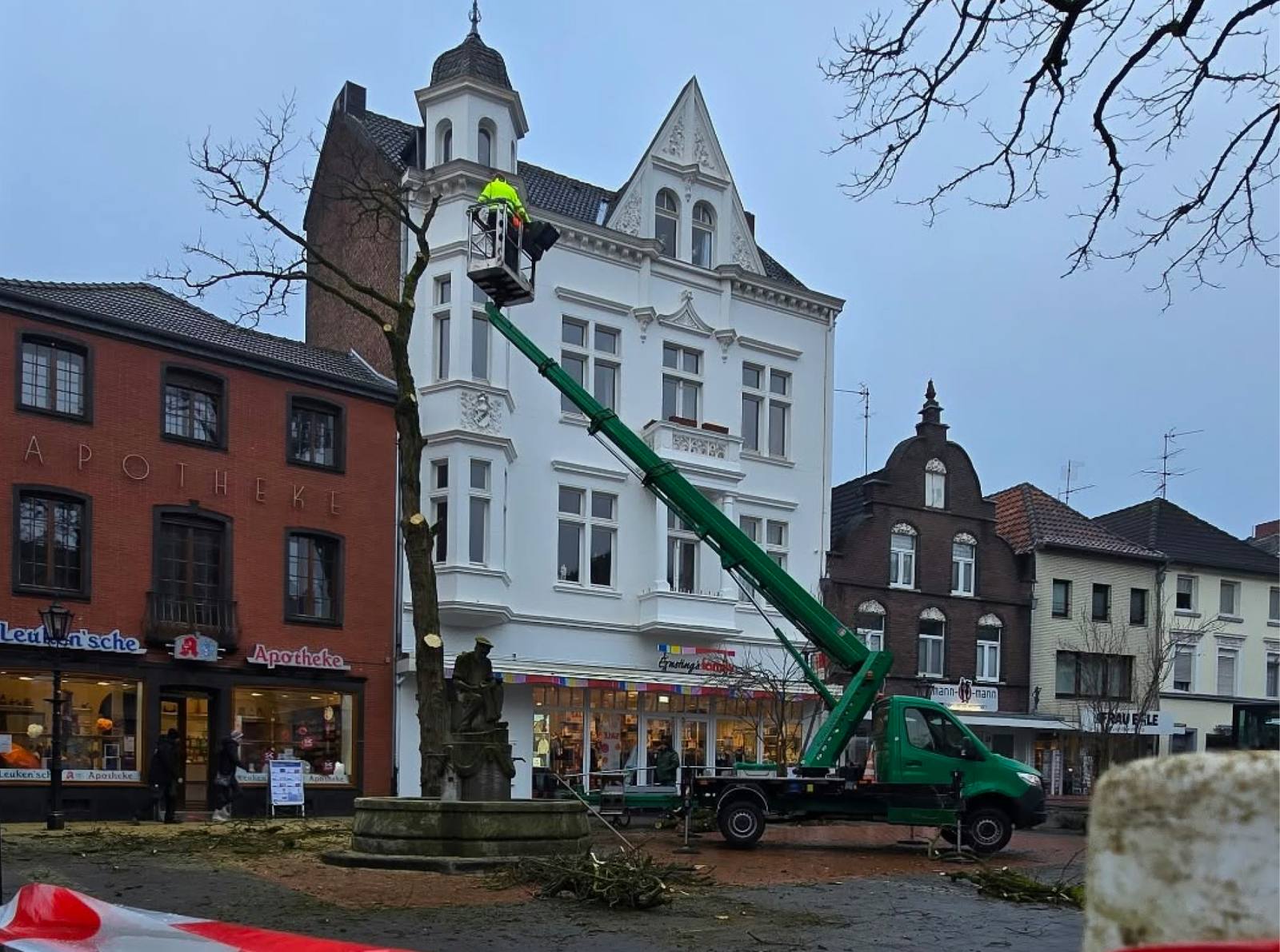 Baumfällarbeiten mit Hubsteiger auf dem Süchtelner Marktplatz