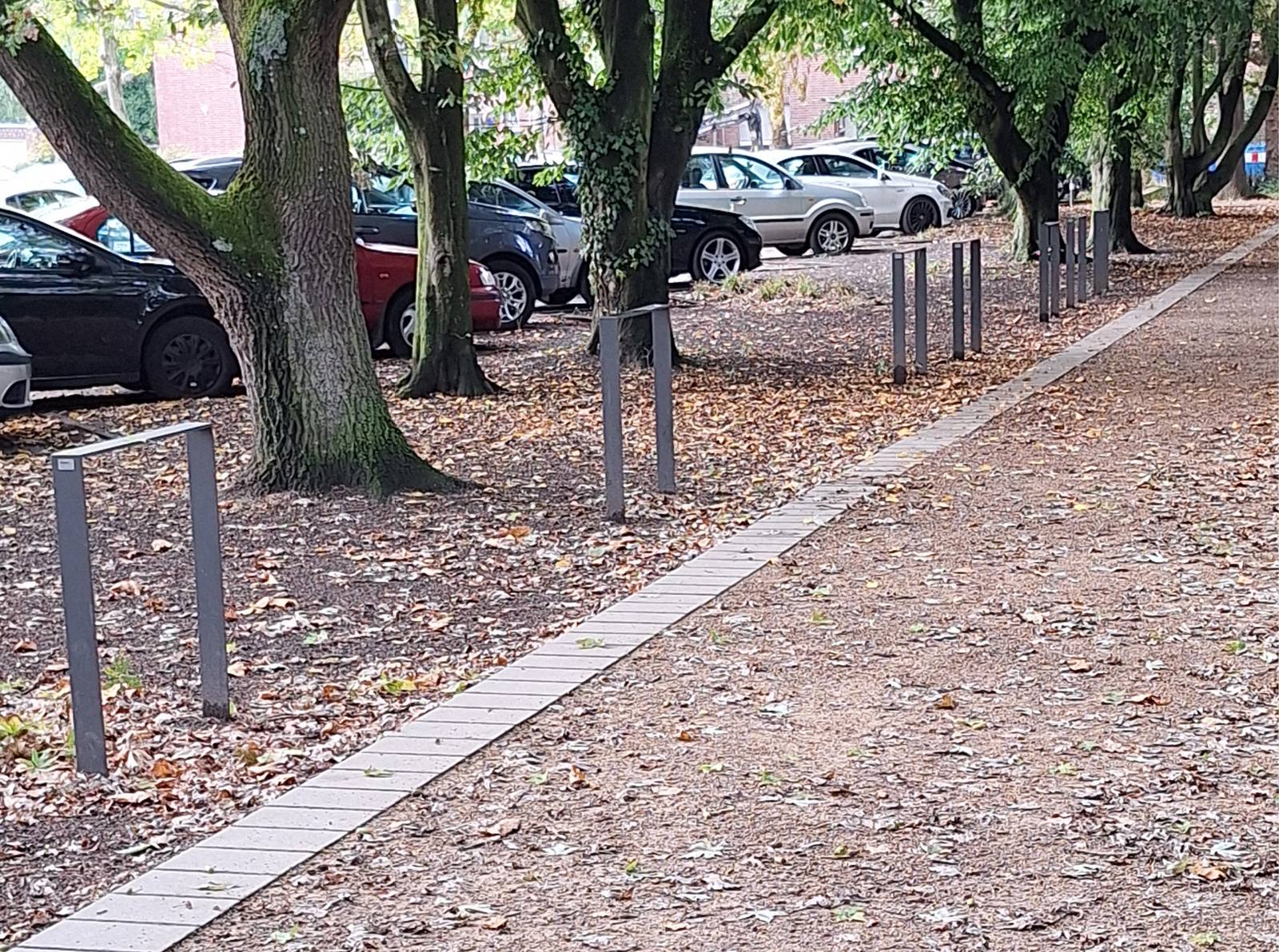 Unzureichende Metallbügel an den Staudenbeeten