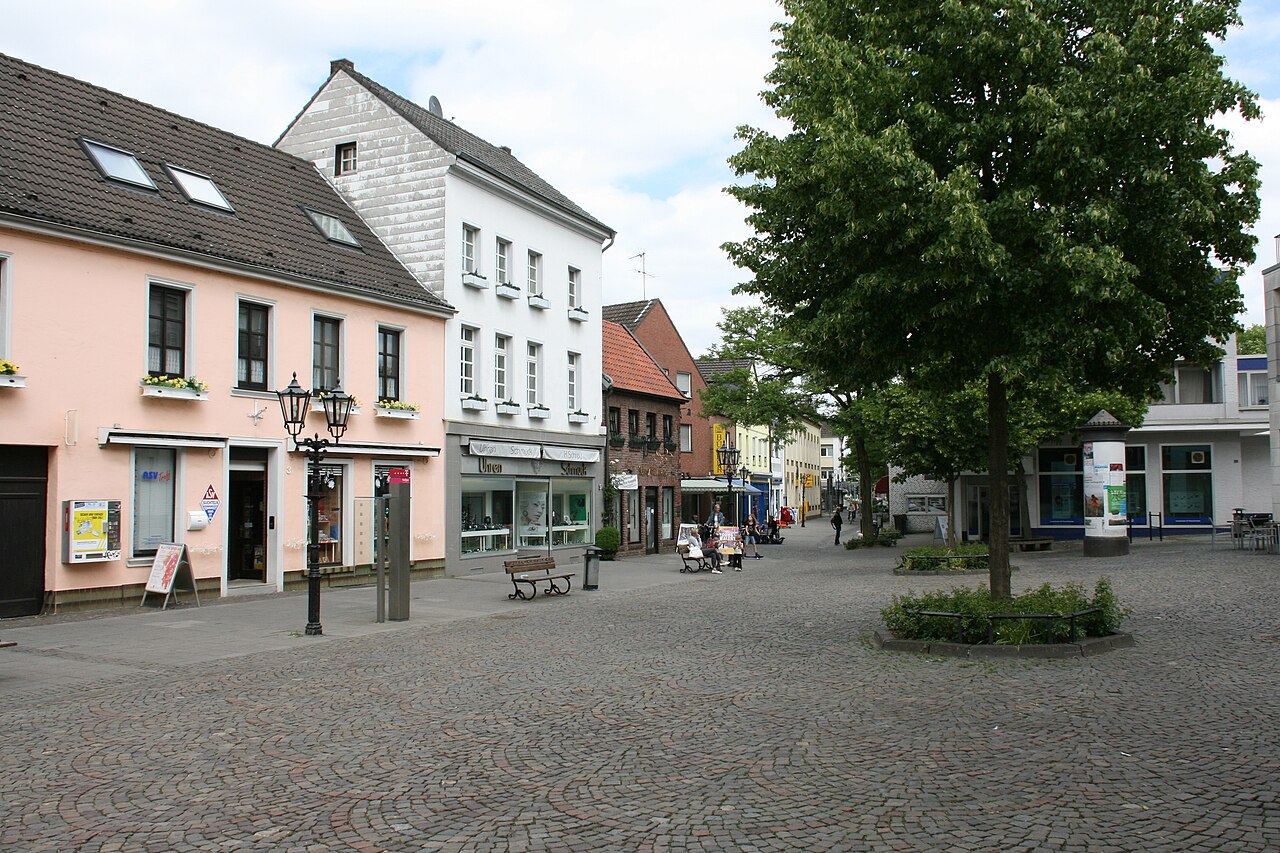 Blick auf die Hochstraße und den Lindenplatz in Süchteln mit historischen Häusern und Kopfsteinpflaster.