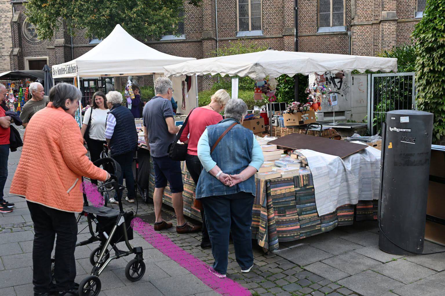 Marktstände beim Irmgardisfest in Süchteln, die magenta markierten taktilen Leitstreifen verlaufen quer durch die Eventfläche.