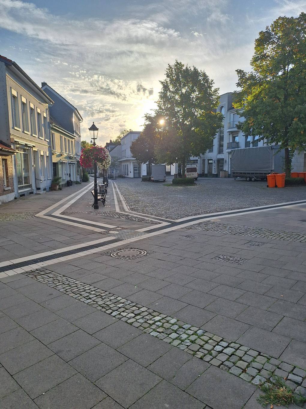 Taktile Leitstreifen auf dem gepflasterten Lindenplatz in Süchteln im Abendlicht