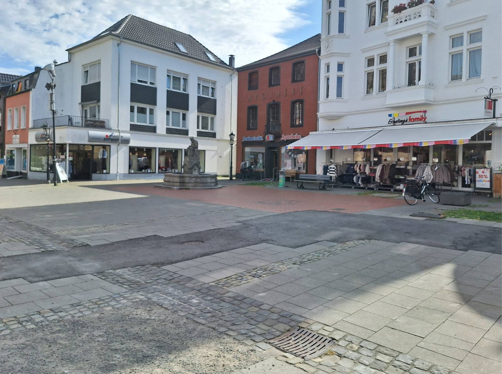 Blick auf den Weberbrunnen in der Süchtelner Innenstadt