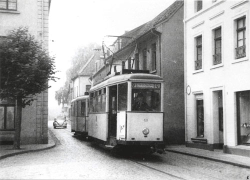 Historische Straßenbahn in einer engen Süchtelner Straße