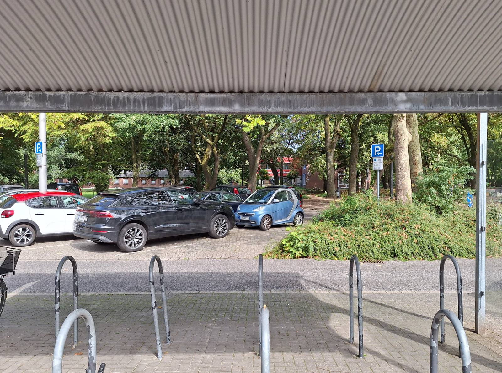 Parkende Autos im sensiblen Übergangsbereich